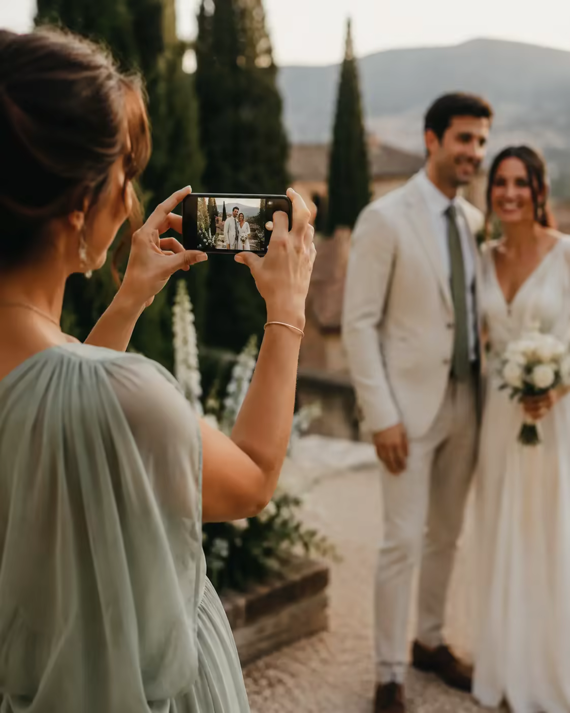 Convidada a fotografar os noivos com o telemóvel